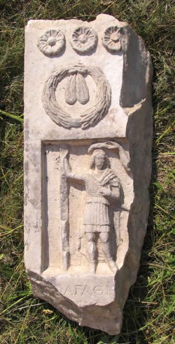 Мраморная плита с изображением воина (рельеф) в римском одеянии.